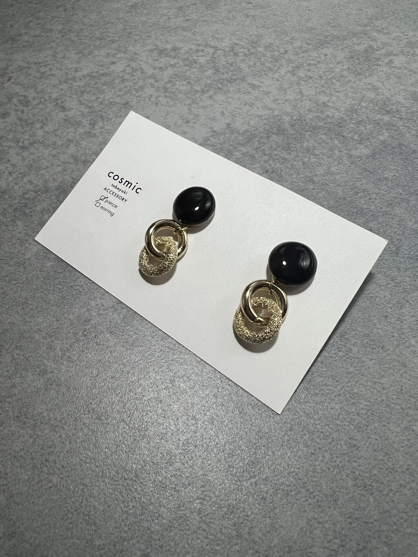 0036ピアス黒ゴールド