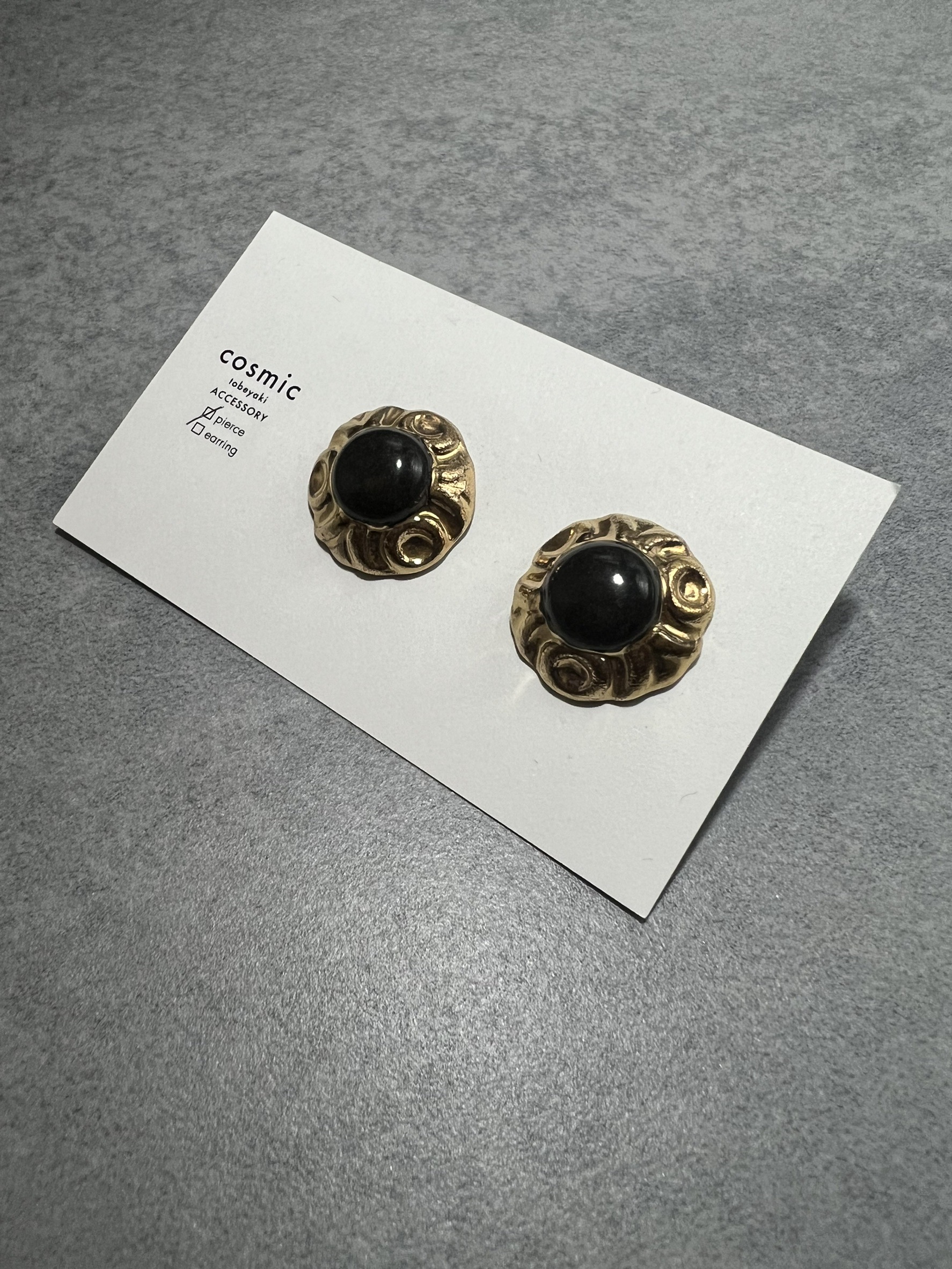 0033ピアス黒ゴールド