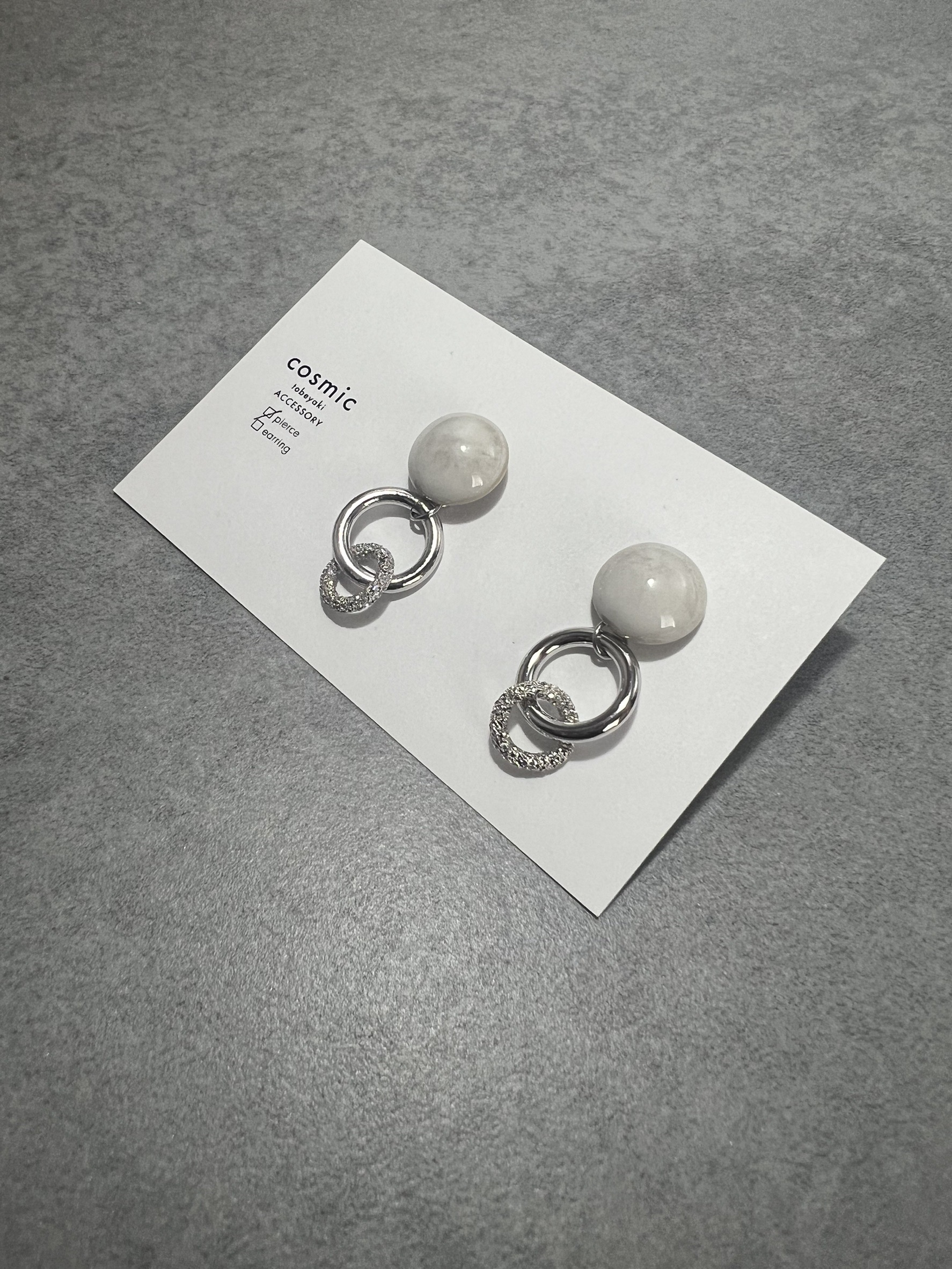 0012ピアス白シルバー