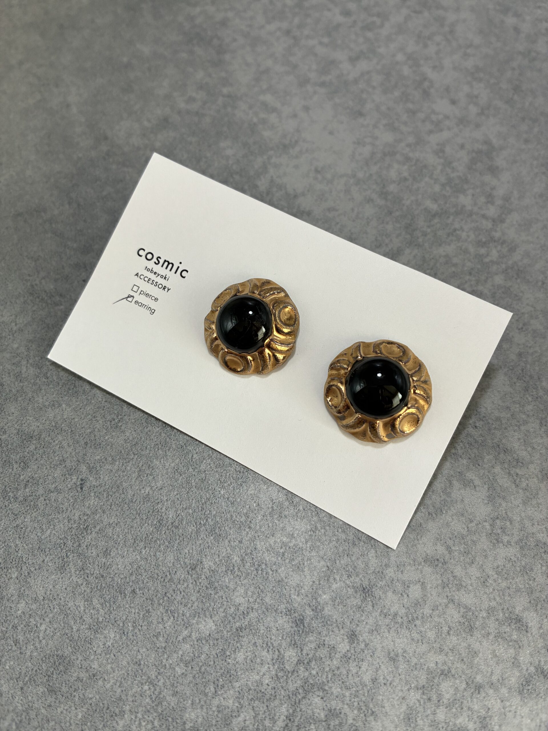 0024イヤリング黒ゴールド