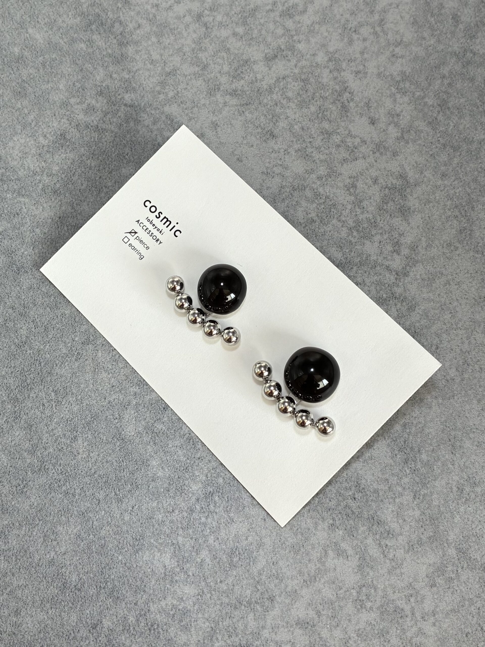 0020ピアス黒シルバー